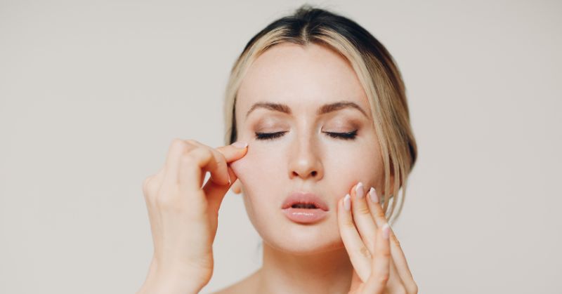 מיצוק עור הפנים: במה הוא שונה ממתיחת פנים ולמי מתאים?